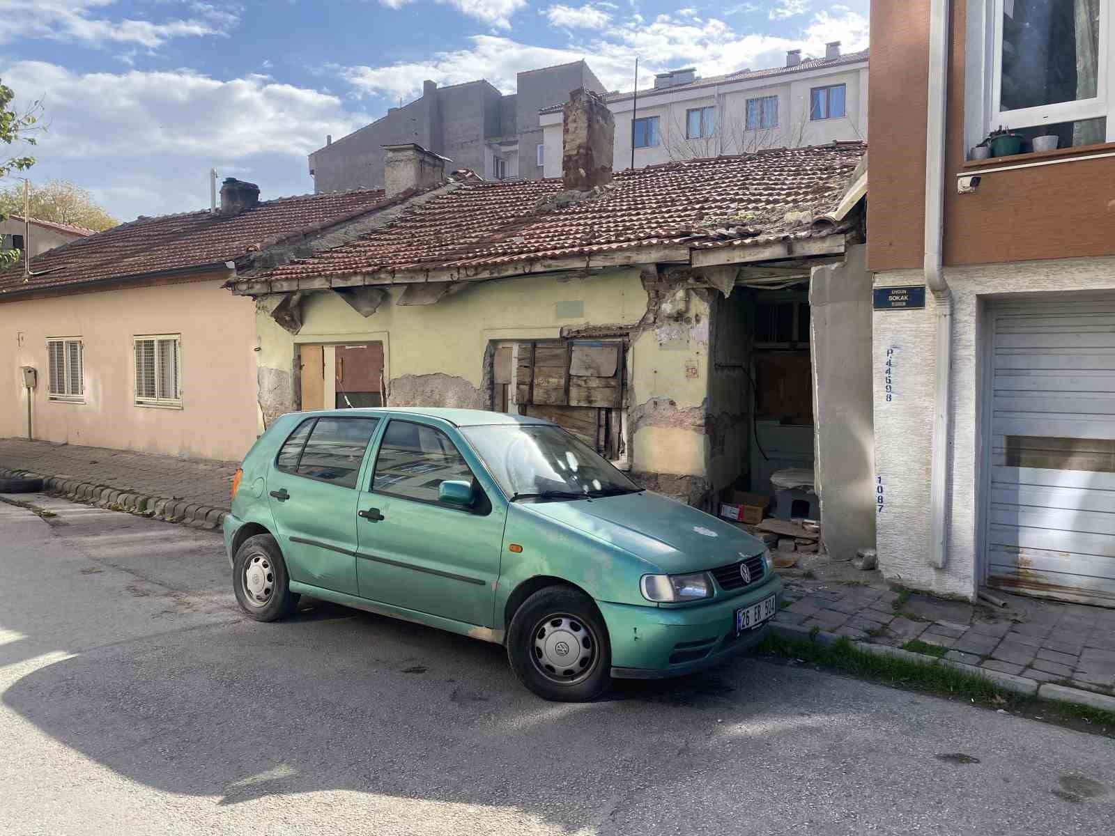 yaklasik-5-yildir-metruk-halde-olan-ev-tedirginlik-olusturuyor