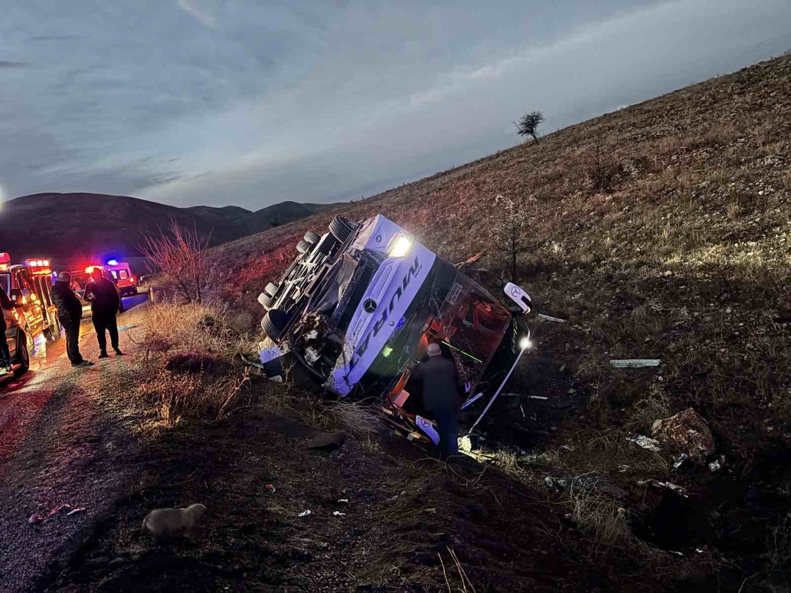 yolcu-otobusu-devrildi-2-olu-21-yarali