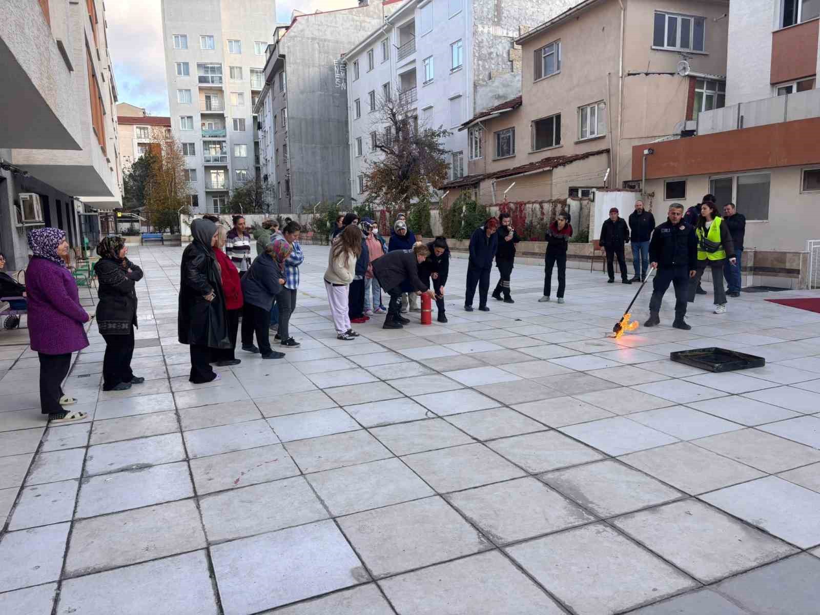 yurt-personeline-uygulamali-yangin-egitimi