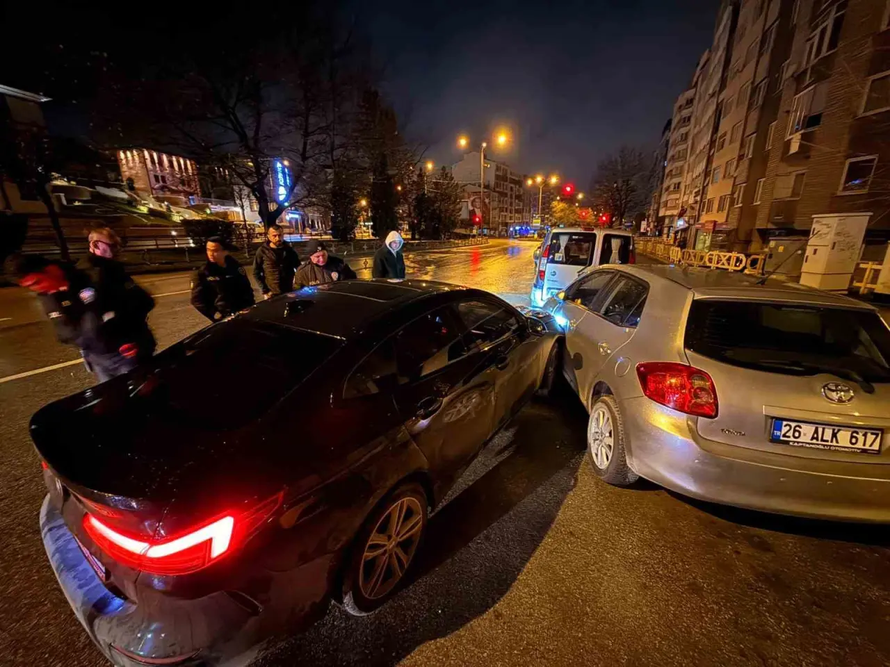 direksiyon-basinda-sizip-kaza-yapan-surucu-3-saatlik-ugras-sonunda-cam-kirilarak-uyandirdi