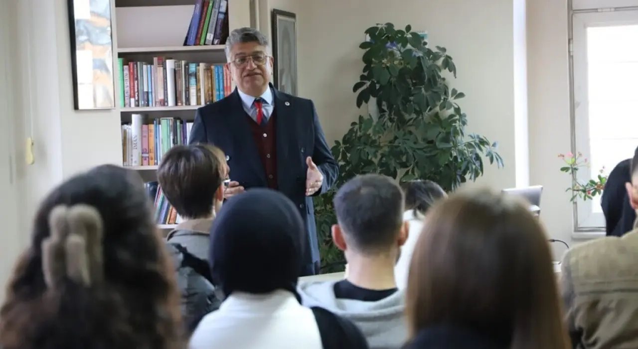rektor-kiziltoprak-siyasi-tarih-dersini-mustafa-hakki-yesil-kutuphanesinde-isledi