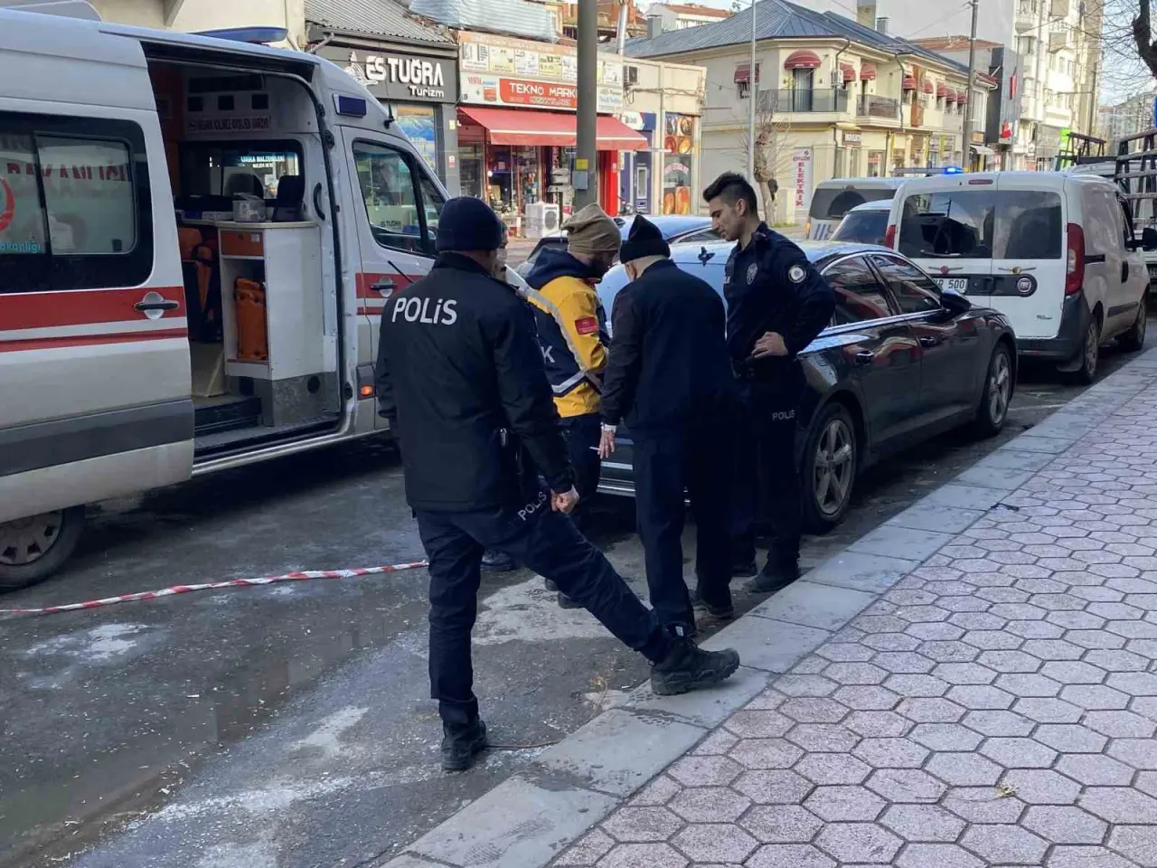 tedaviyi-reddeden-alkollu-adam-ben-suc-mu-isledim-diyerek-gozyasi-doktu