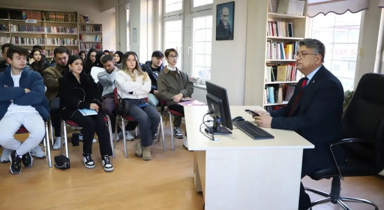 rektor-kiziltoprak-siyasi-tarih-dersini-mustafa-hakki-yesil-kutuphanesinde-isledi