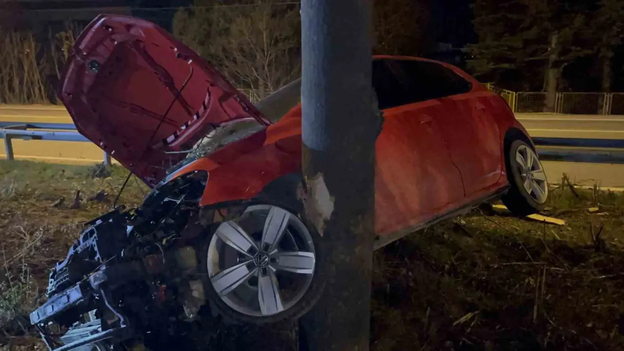 kontrolden-cikan-arac-agacin-uzerine-cikti-1-agir-yarali