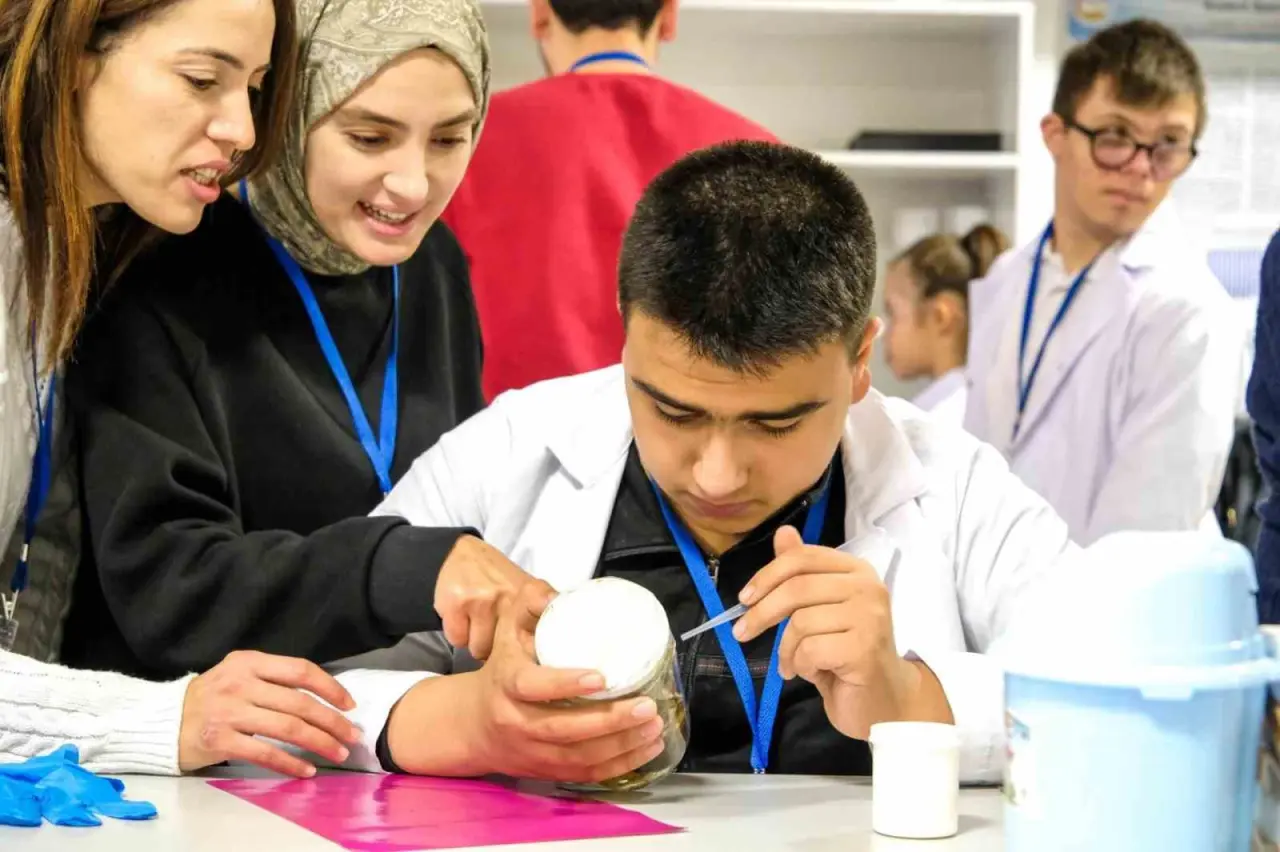 ozel-egitim-ogrencileri-bseu-de-bilimle-bulustu