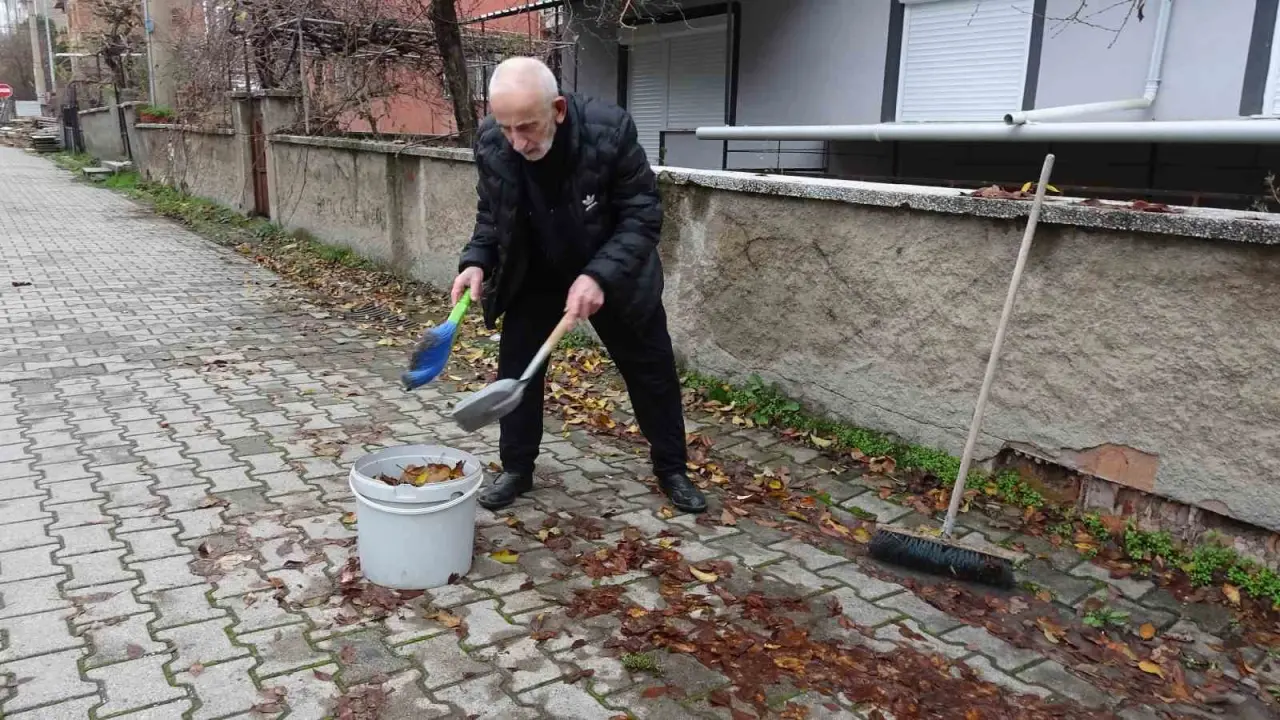 kutahyada-yasli-adamdan-cevreye-ornek-temizlik-dersi