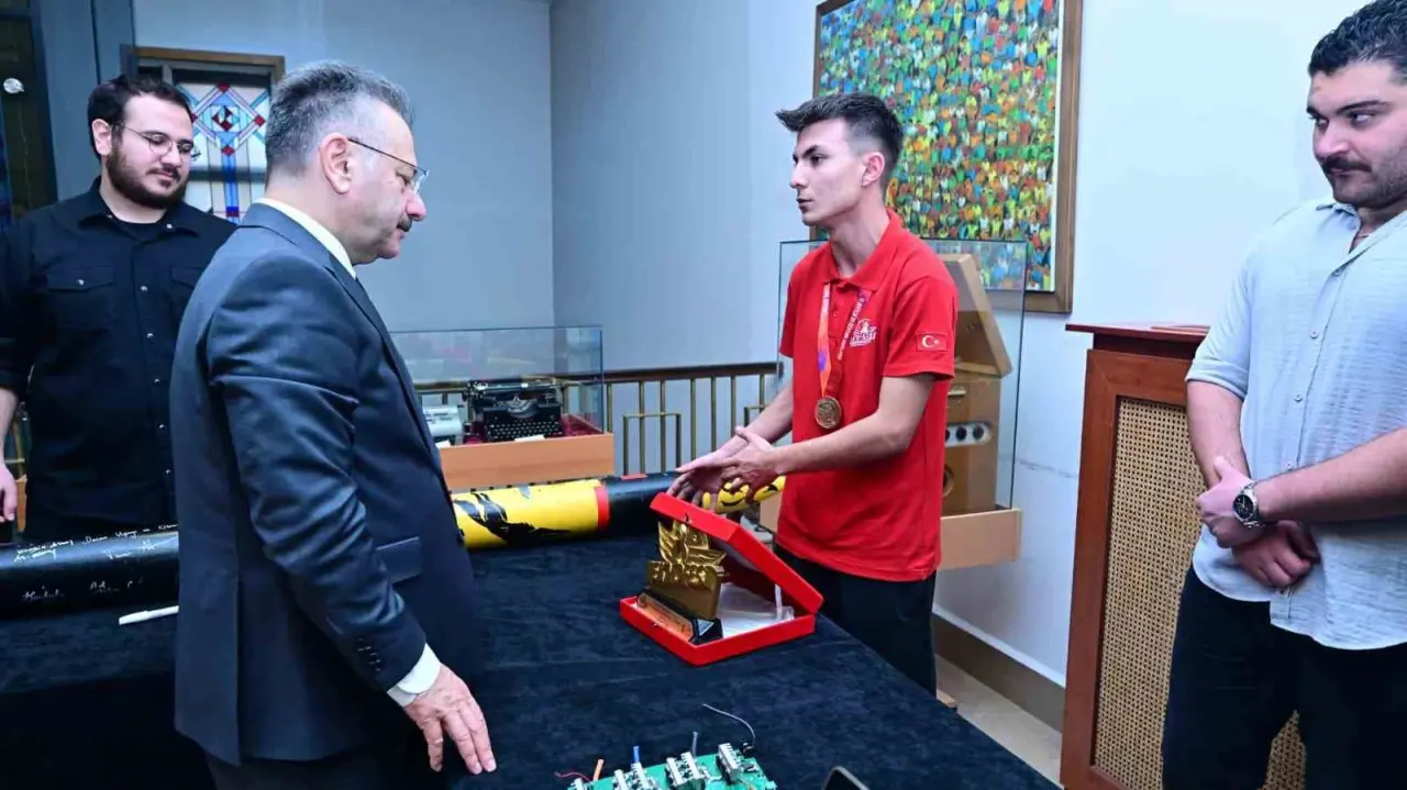 teknofestte-derece-elde-eden-ogrenciler-vali-aksoyu-ziyaret-etti