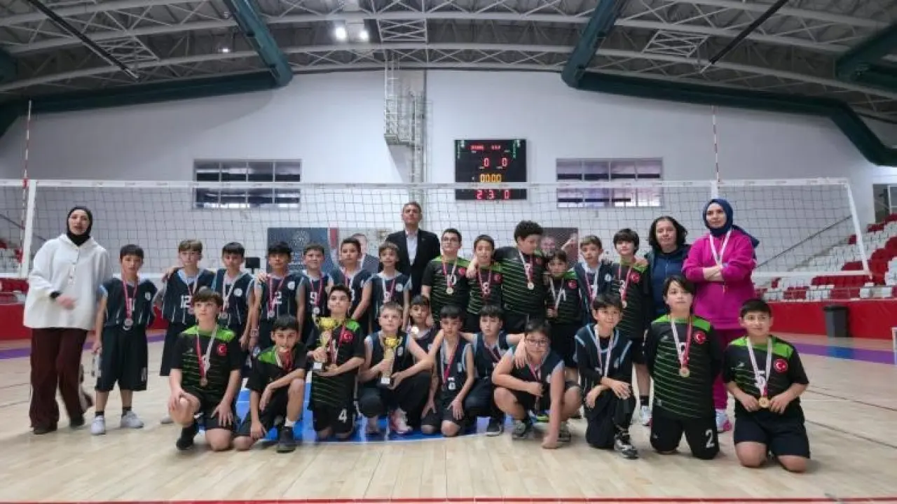bilecikte-kucuk-erkekler-voleybol-musabakalari-tamamlandi