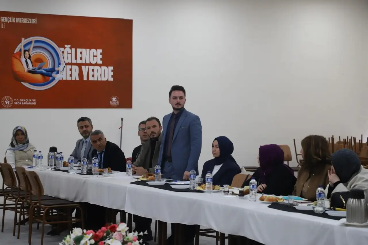 kutahyada-genclik-ve-spor-mudurleri-bir-araya-geldi