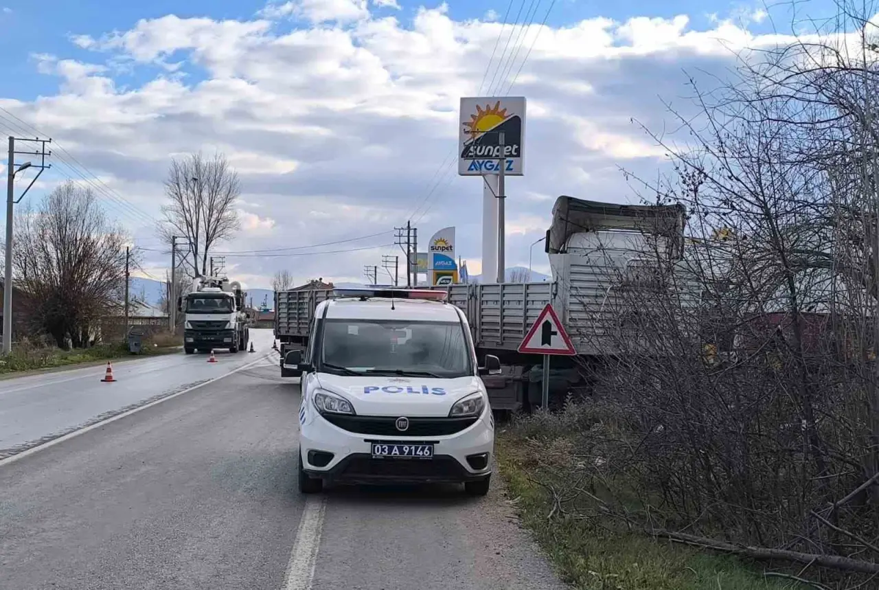 tirin-bir-baska-tira-arakadan-carptigi-kazada-faciadan-donuldu