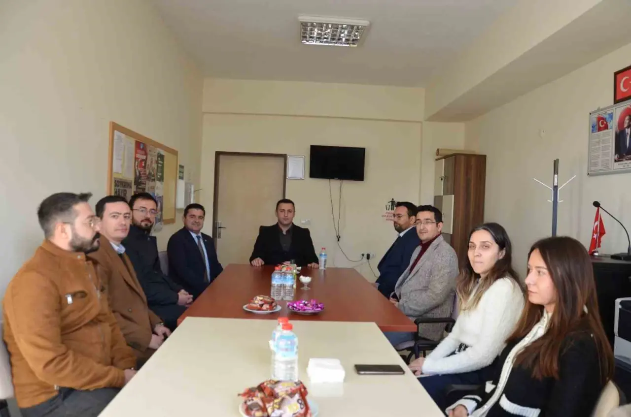 kaymakam-baskapan-gunlucede-kurum-calisanlari-ve-vatandaslarla-bir-araya-geldi