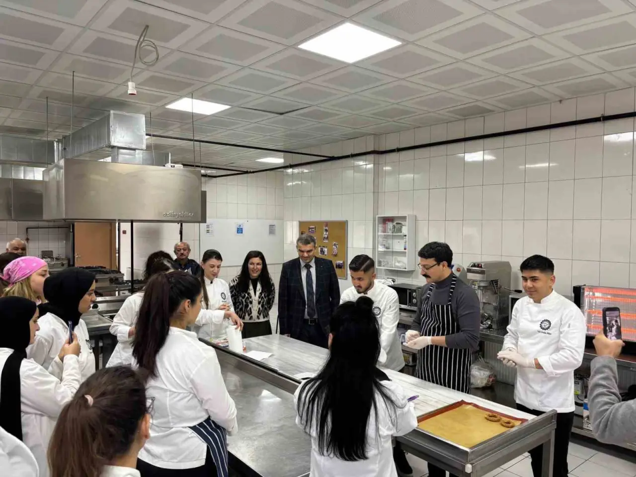 emirdag-kaymakami-yasin-akgul-kaymakam-mutfakta-etkinligine-katildi