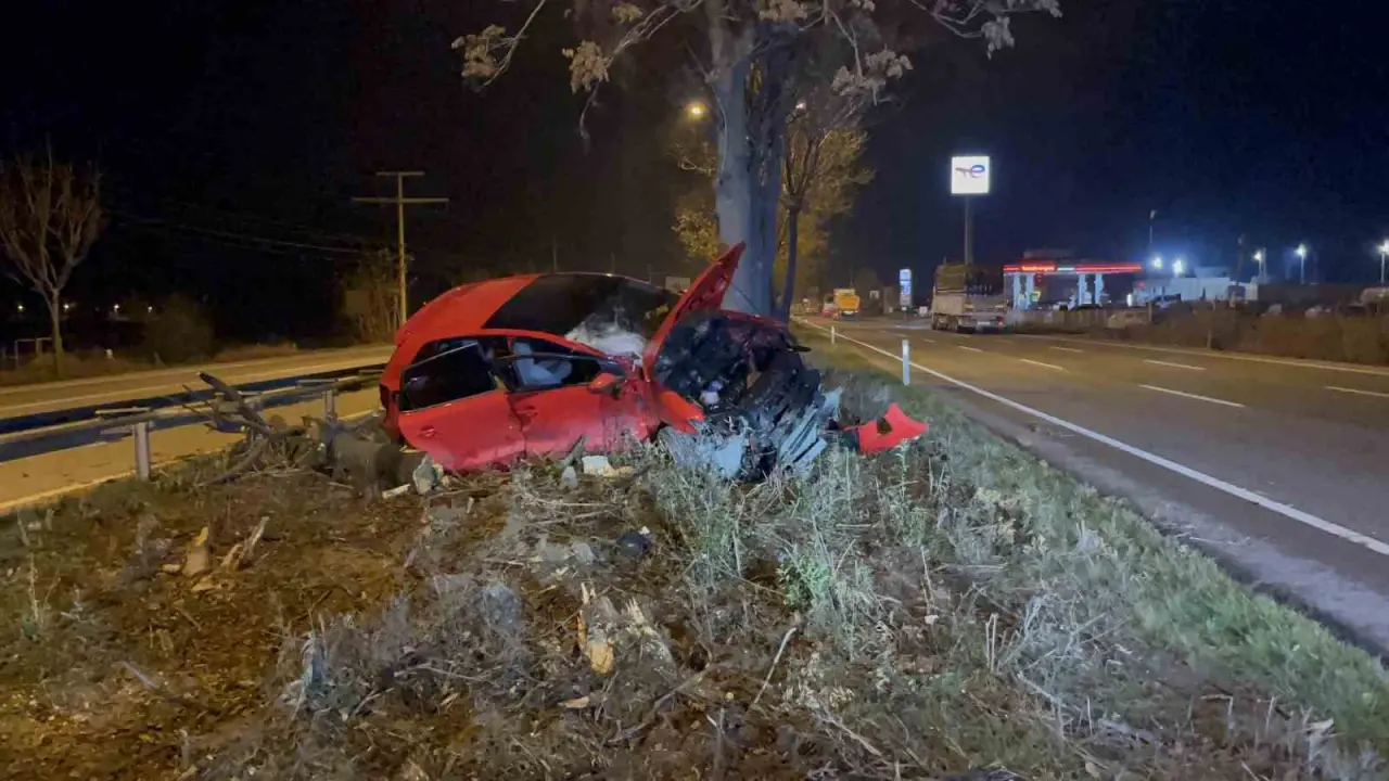 kontrolden-cikan-arac-agacin-uzerine-cikti-1-agir-yarali