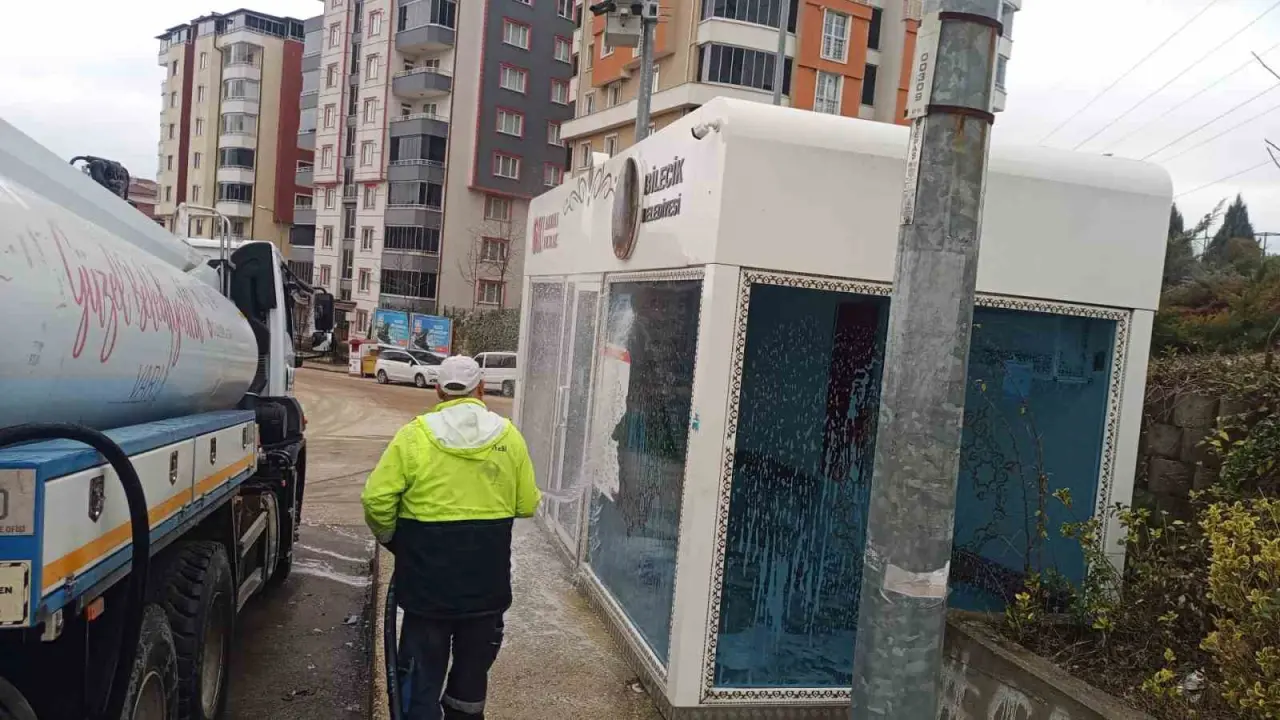 bilecikte-kent-genelinde-durak-temizligi-seferberligi