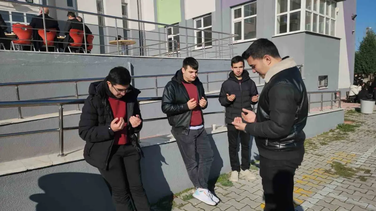 kutahyadaki-okullarda-filistine-destek-amaciyla-duzenlenen-hayir-carsisi-etkinlikleri-devam-ediyor