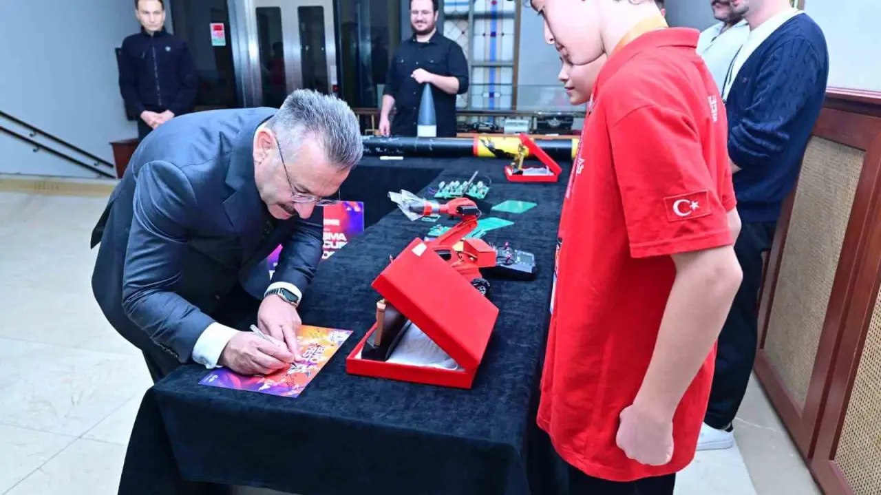 teknofestte-derece-elde-eden-ogrenciler-vali-aksoyu-ziyaret-etti