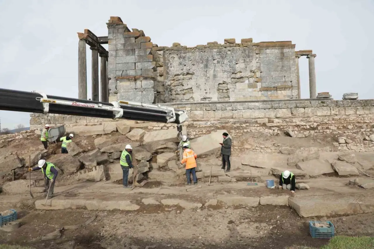 cavdarhisar-aizanoi-antik-kentinde-kazi-ve-restorasyon-calismalari-devam-ediyor