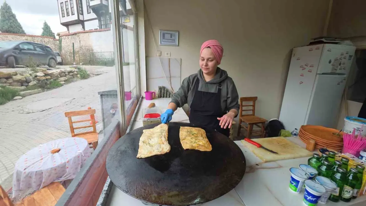 geleneksel-yontemlerle-yaptigi-gozlemelerle-gecmisin-izlerini-yasatiyor