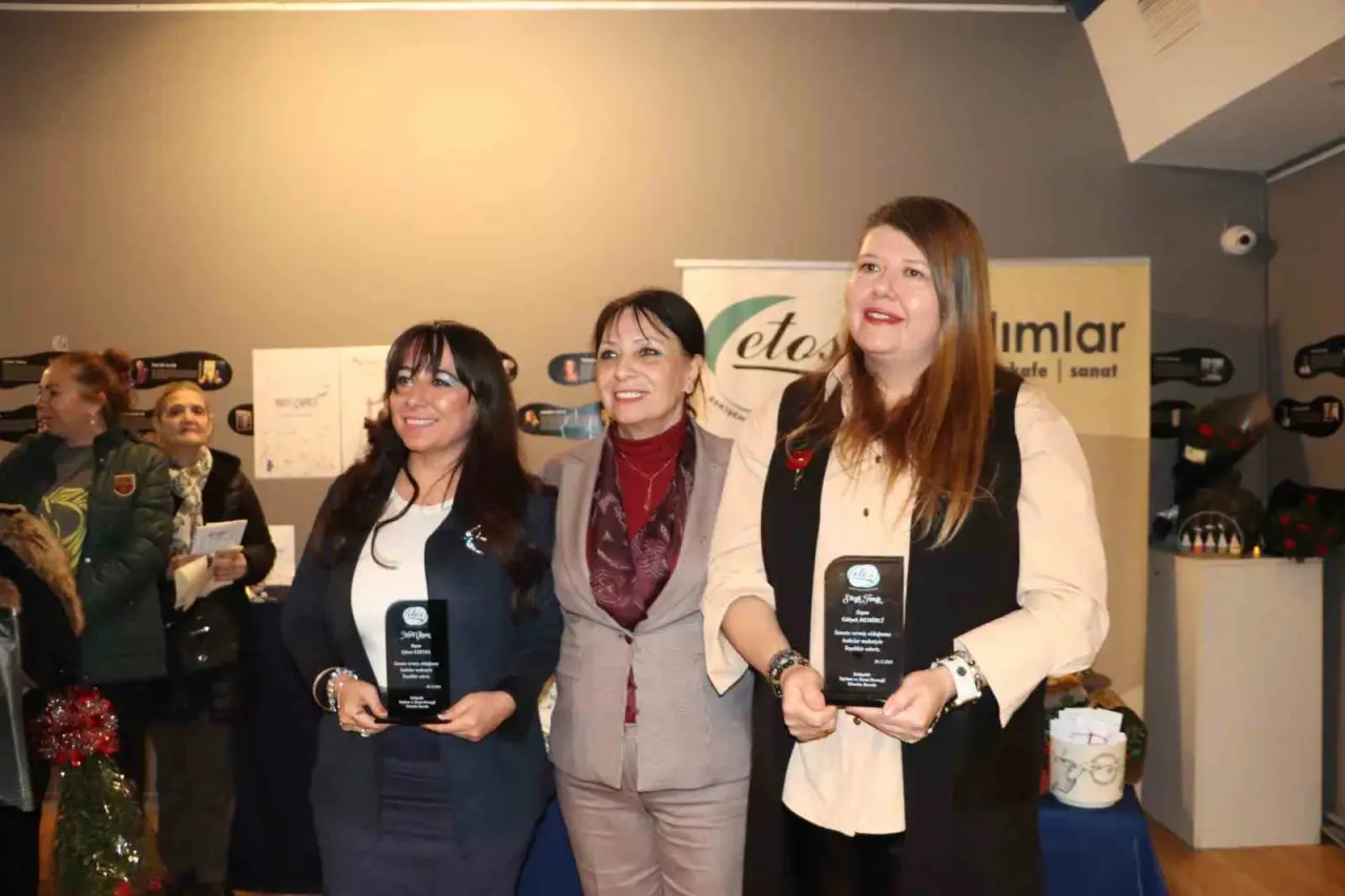 duygularin-ortak-rengi-iki-akademisyen-yazardan-siirin-bam-teli-uzerine