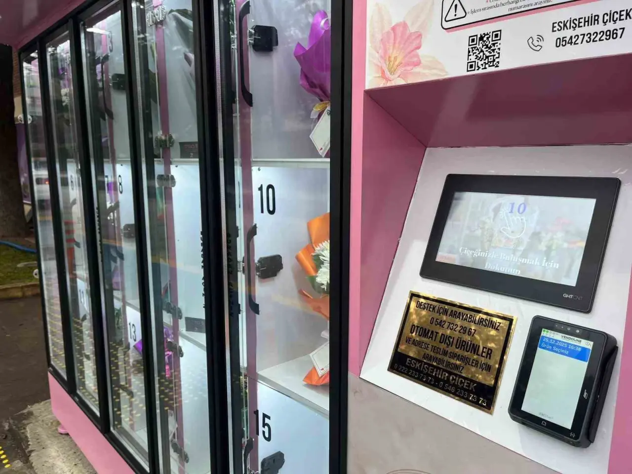 cicek-surprizi-yapmak-isteyen-bu-otomata-geliyor