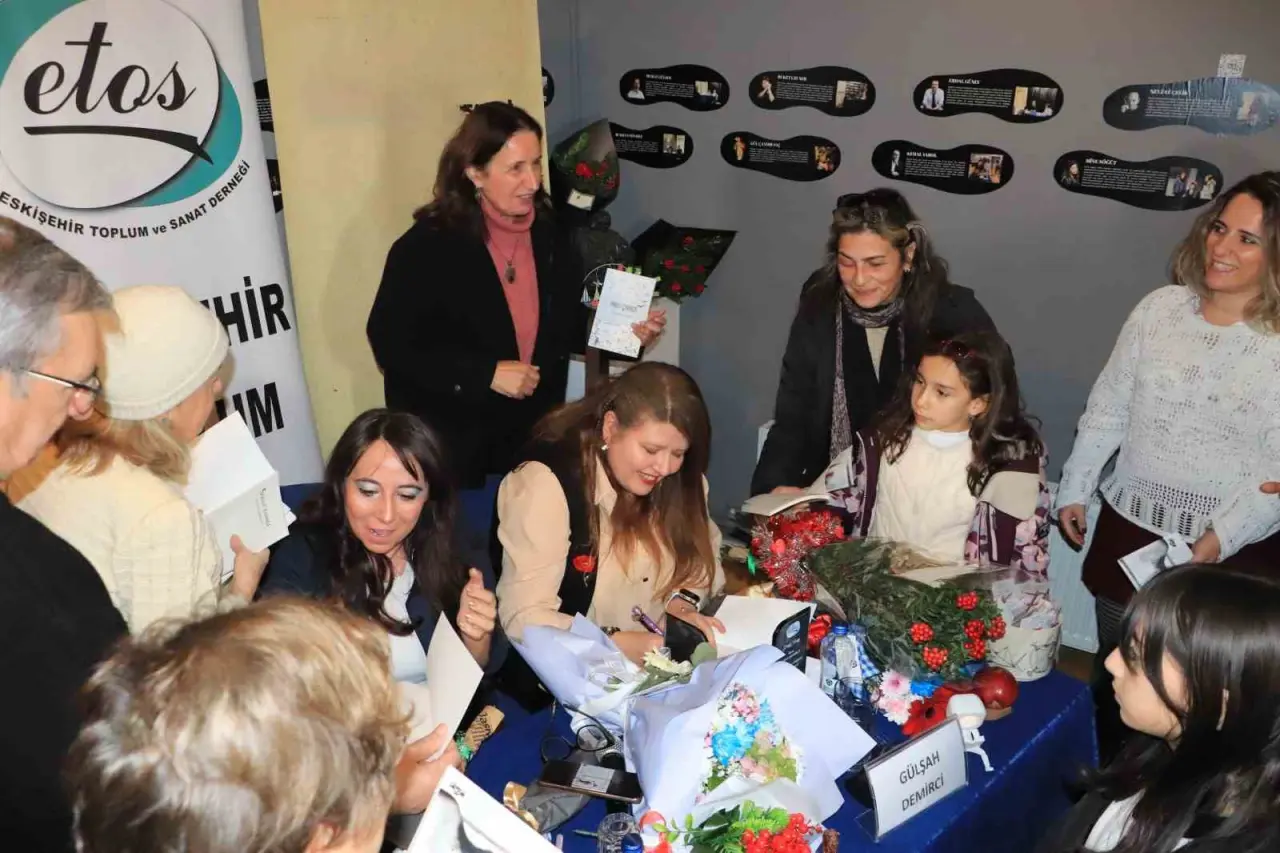 duygularin-ortak-rengi-iki-akademisyen-yazardan-siirin-bam-teli-uzerine