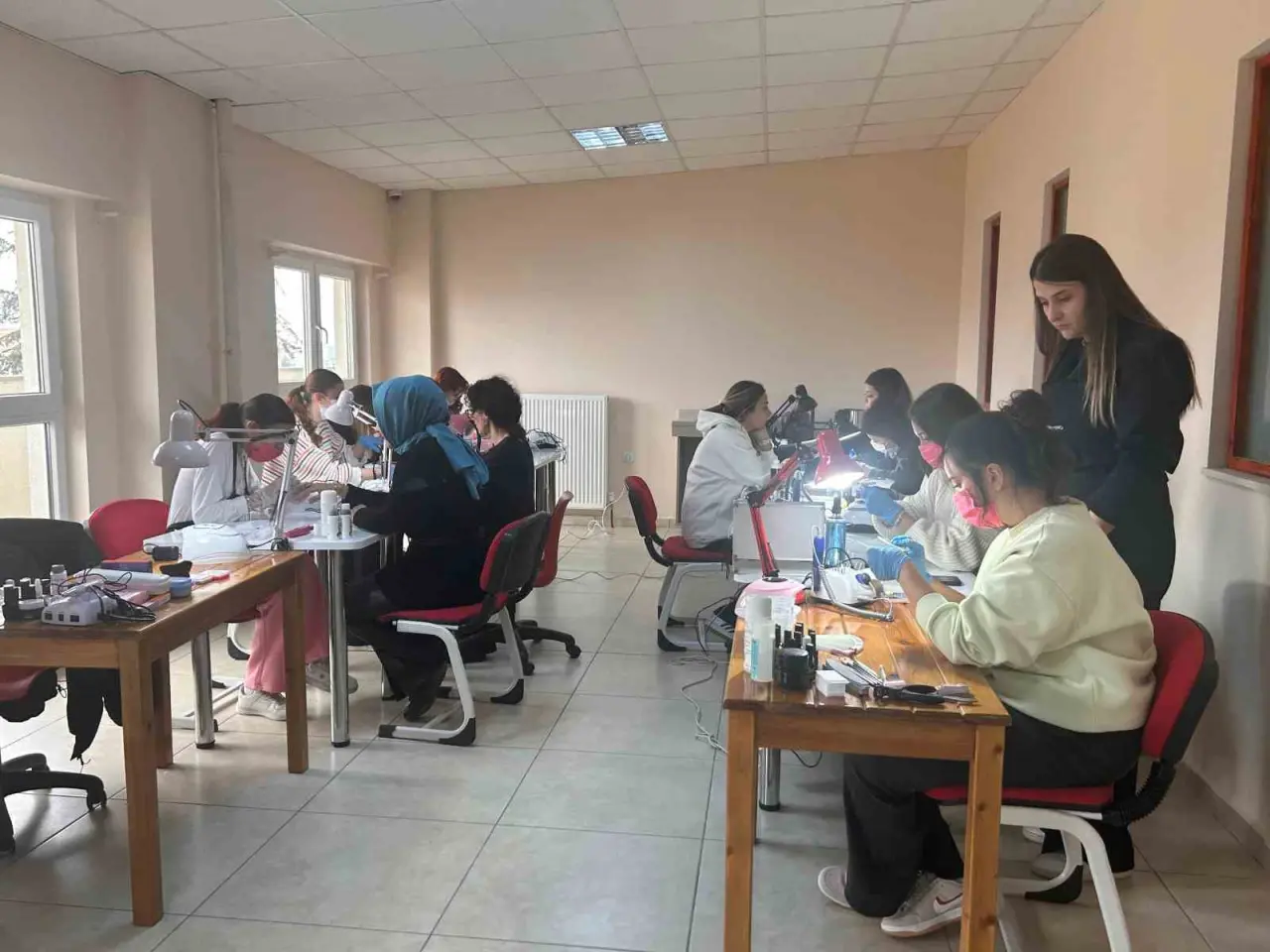 eskisehirde-turkiyenin-kamuya-ait-ilk-protez-tirnak-atolyesi-acildi