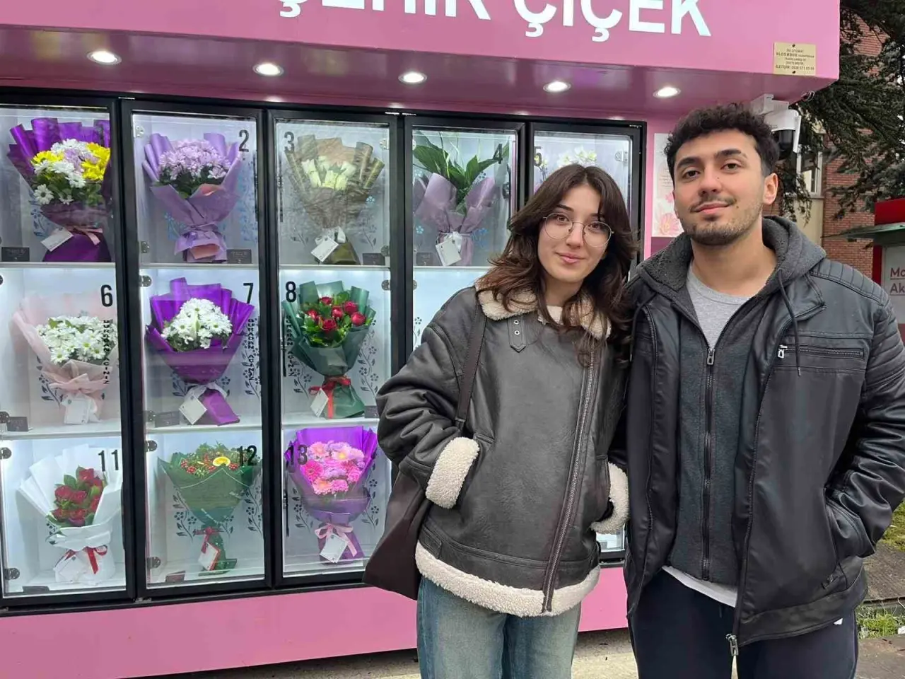 cicek-surprizi-yapmak-isteyen-bu-otomata-geliyor