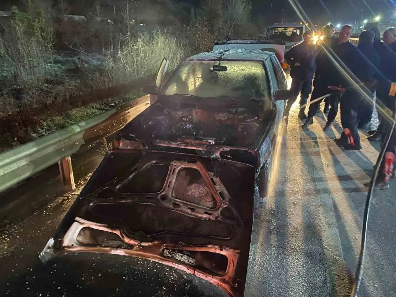 bilecikte-seyir-halindeki-otomobil-alev-aldi