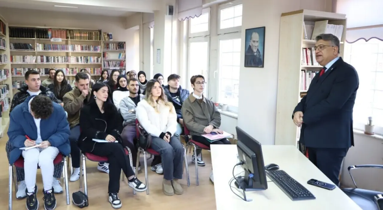 rektor-kiziltoprak-siyasi-tarih-dersini-mustafa-hakki-yesil-kutuphanesinde-isledi