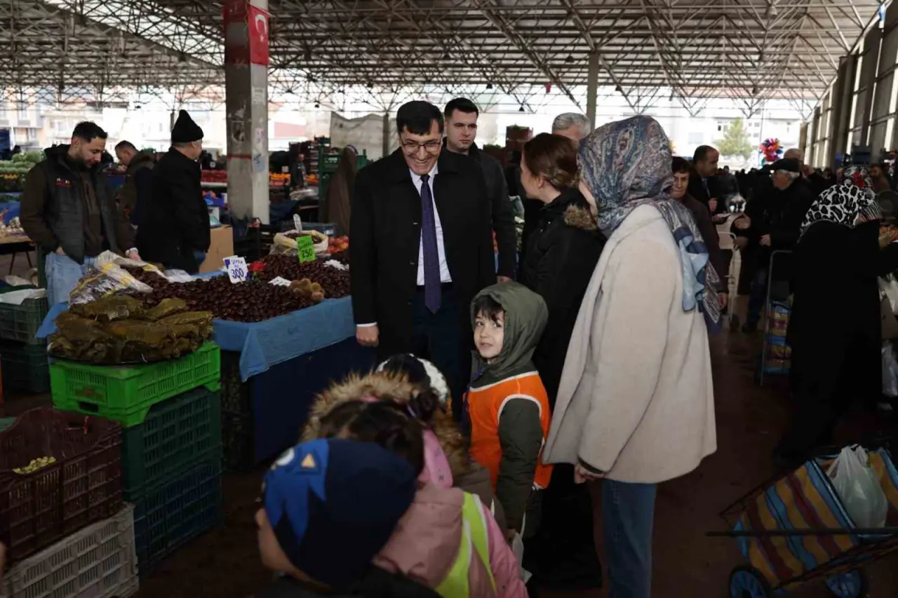 baskan-eyup-kahveci-fatih-mahallesi-semt-pazarinda-esnaf-ve-vatandaslarla-bulustu