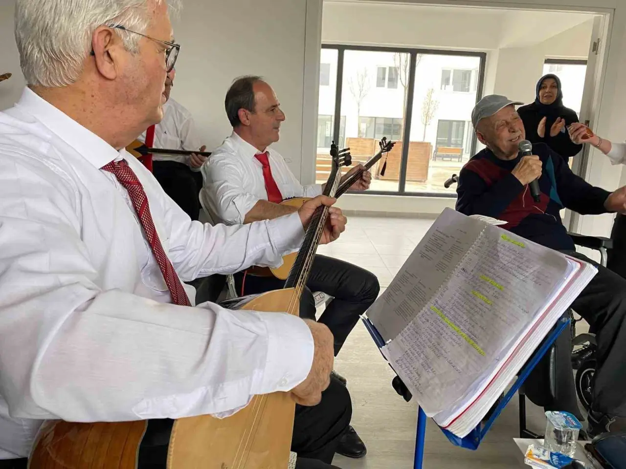 eskisehirde-yasli-bakim-merkezinde-gonullere-dokunan-moral-ve-dayanisma-konseri
