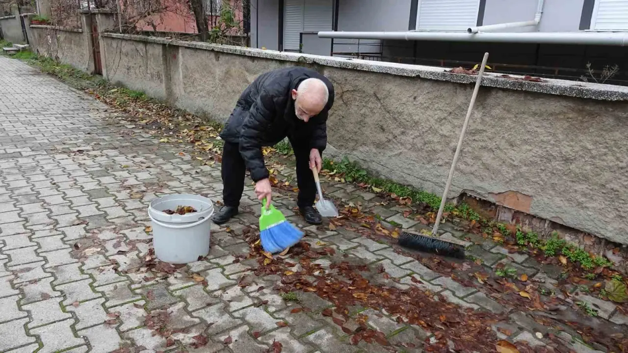 kutahyada-yasli-adamdan-cevreye-ornek-temizlik-dersi