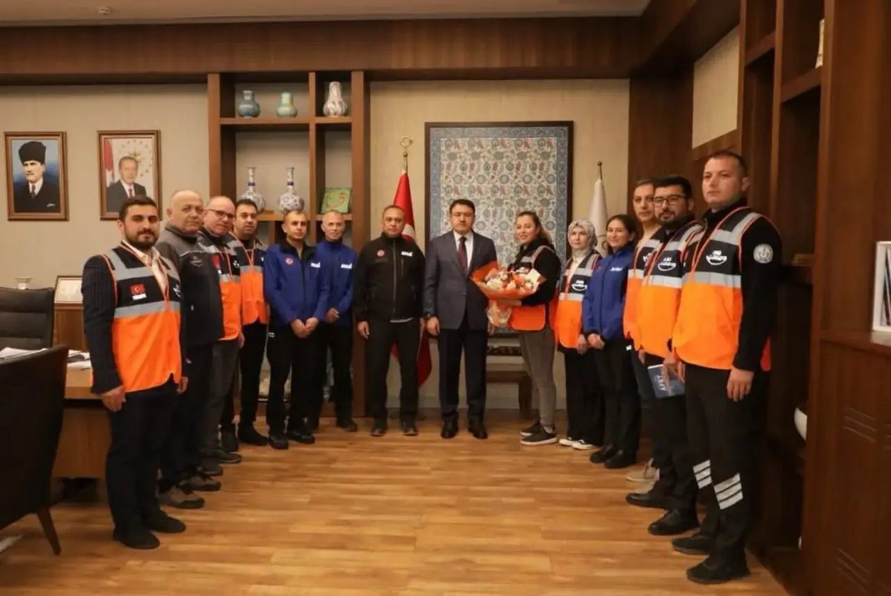 vali-musa-isin-afad-insan-hayatinin-en-kritik-anlarinda-milletin-yaninda-yer-alan-bir-kurum