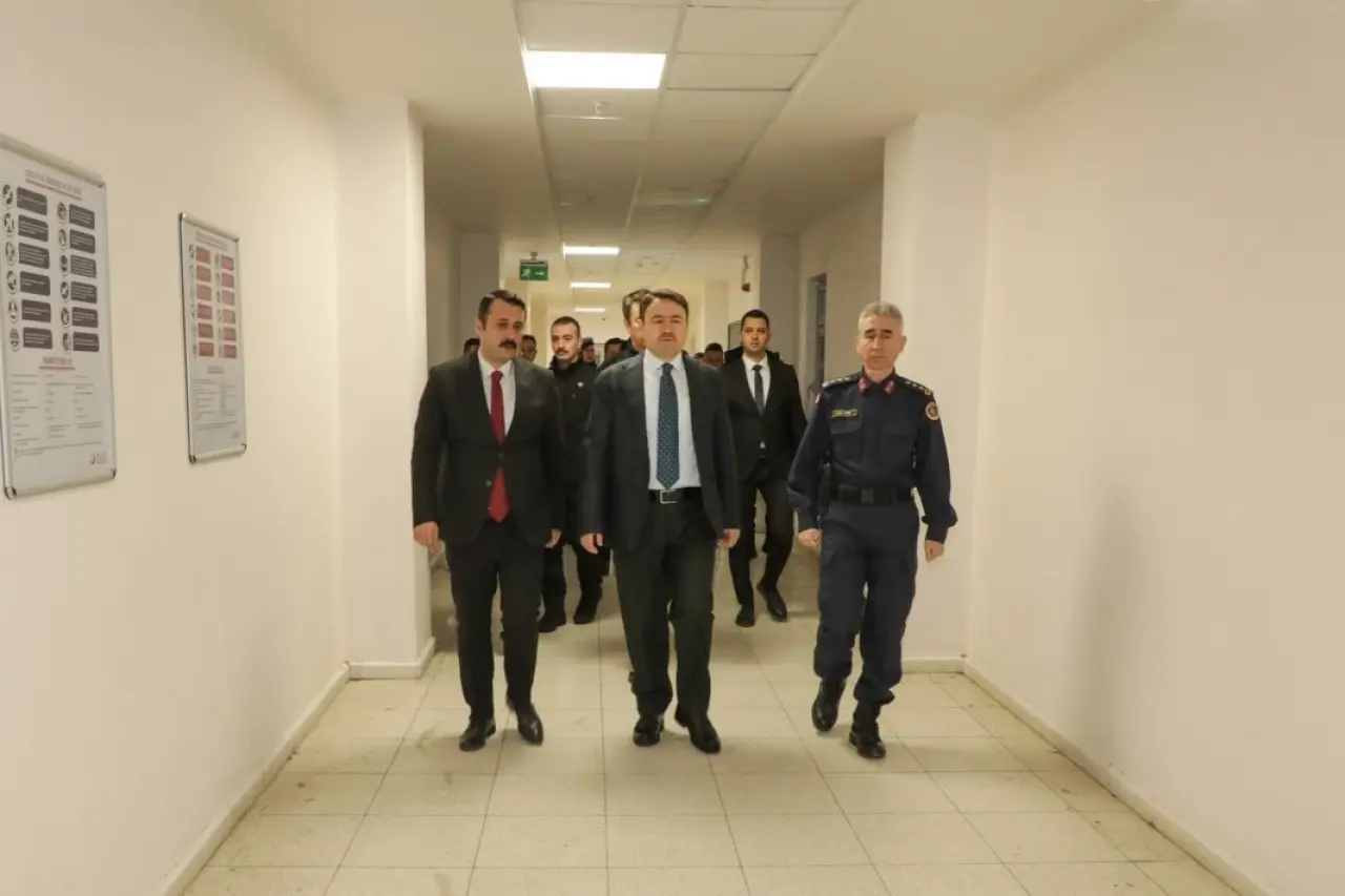 vali-isindan-il-goc-idaresi-mudurlugu-geri-gonderme-merkezinde-denetim