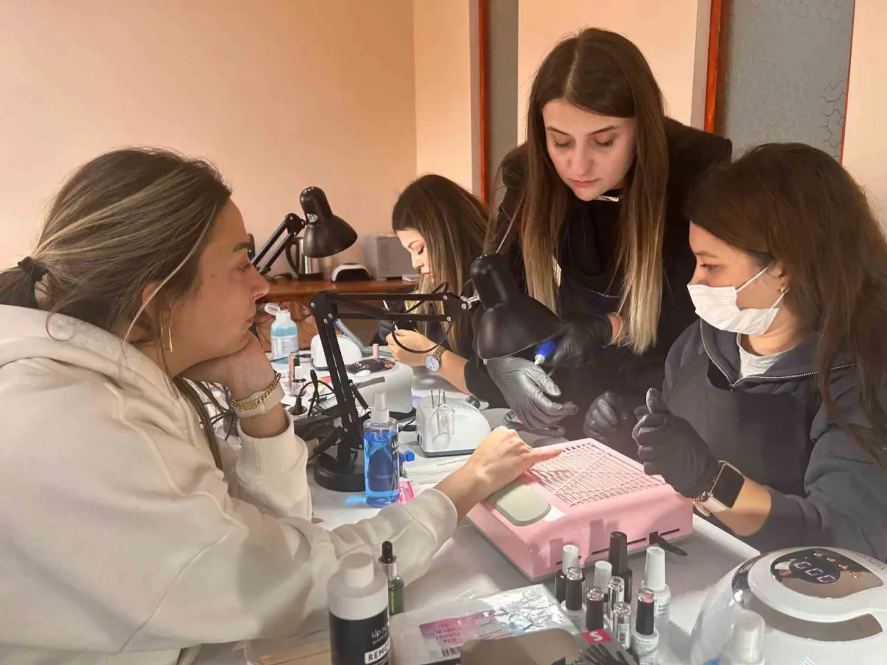 eskisehirde-turkiyenin-kamuya-ait-ilk-protez-tirnak-atolyesi-acildi