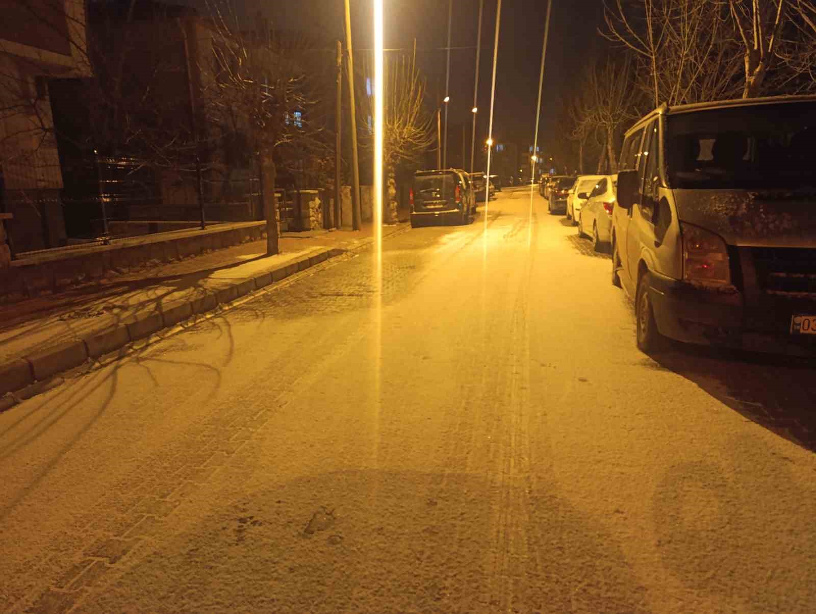 afyonkarahisarda-beklenen-kar-yagisi-basladi