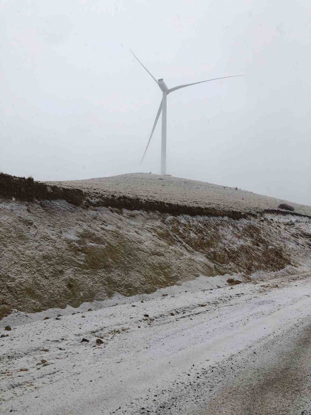 afyonkarahisarda-kar-yagisi-yuksek-kesimlerde-etkili-oldu