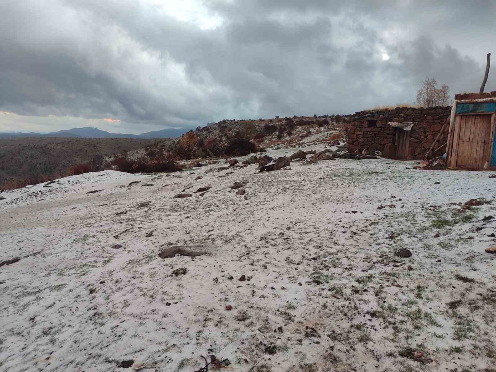 afyonkarahisarin-1300-rakimli-yaylasina-mevsimin-ilk-kari-dustu