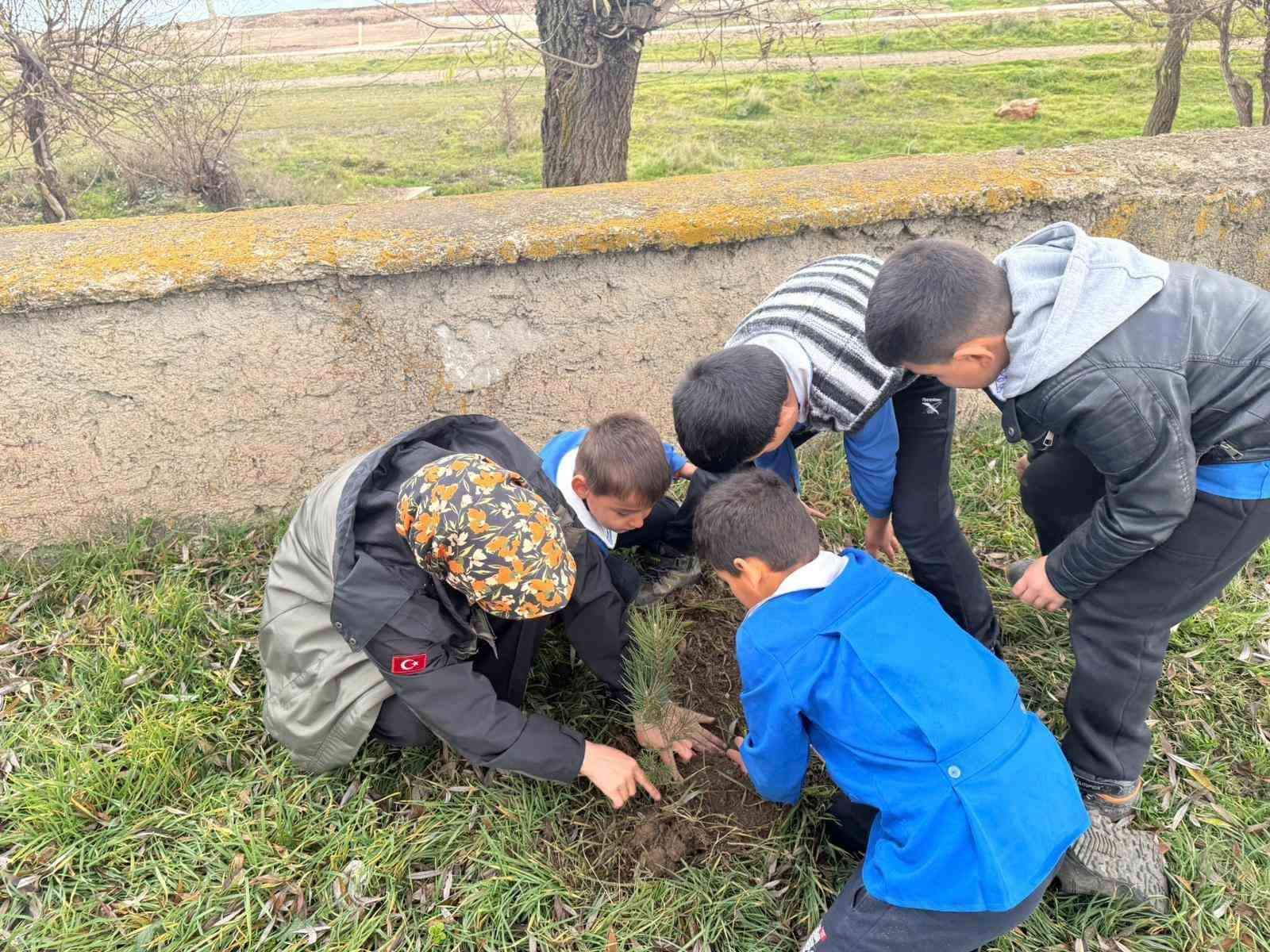 altintasta-ogrenciler-fidanlari-toprakla-bulusturdu