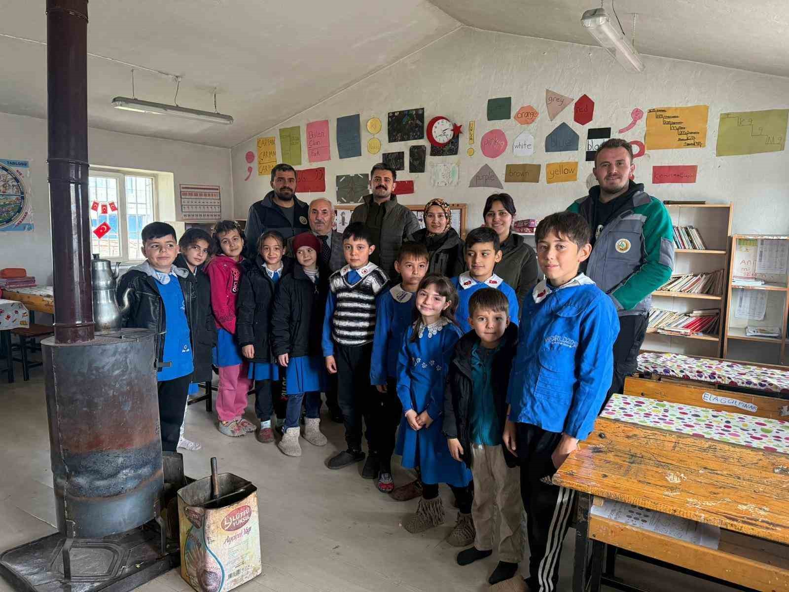 altintasta-ogrenciler-fidanlari-toprakla-bulusturdu