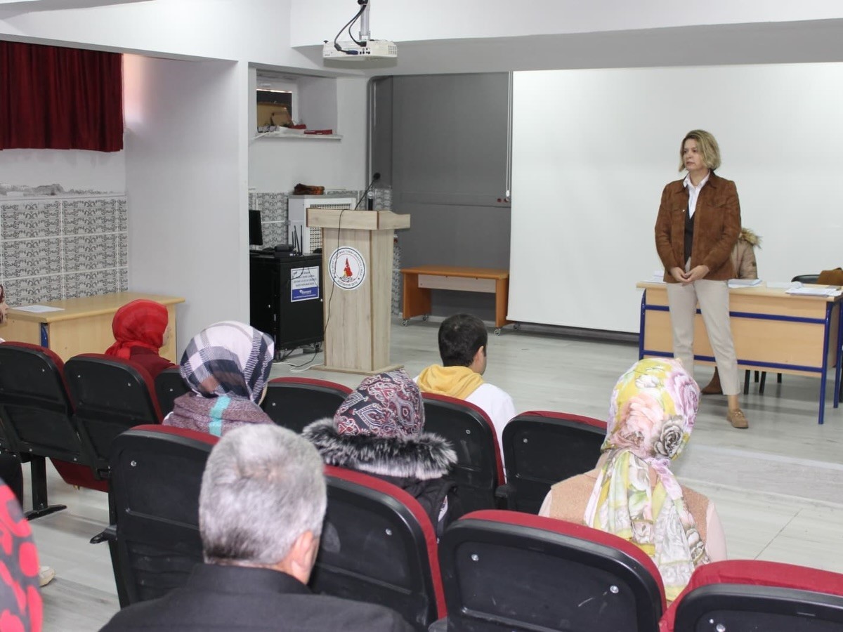 altintasta-yks-basarisini-artirmaya-yonelik-veli-toplantisi