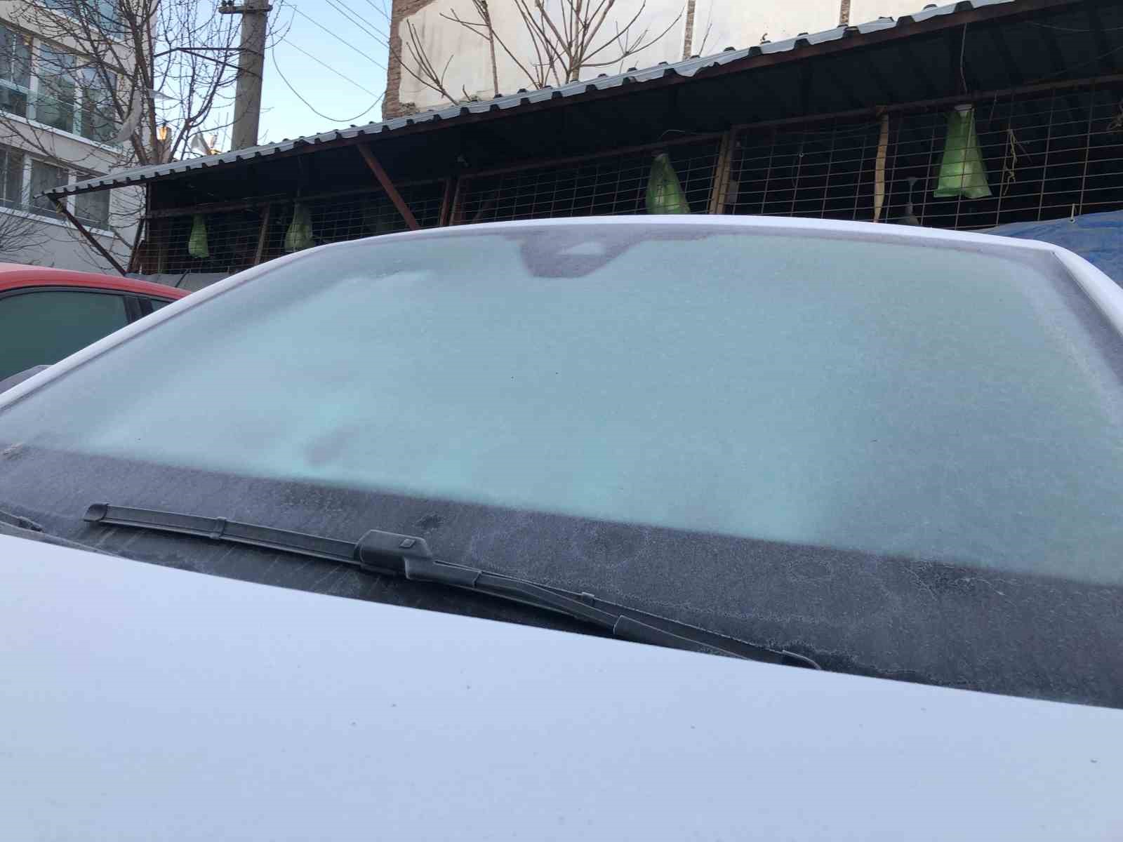 araba-camlarinda-buzlanma-olusmaya-basladi