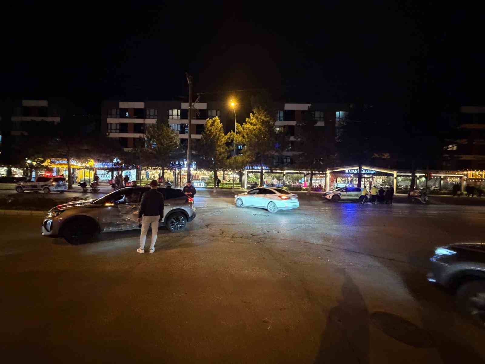 araca-yandan-carpan-motosikletli-yaralandi