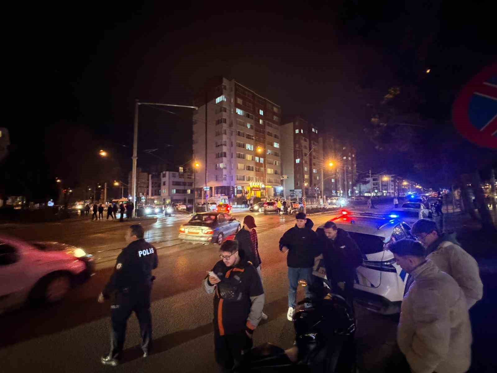 araca-yandan-carpan-motosikletli-yaralandi