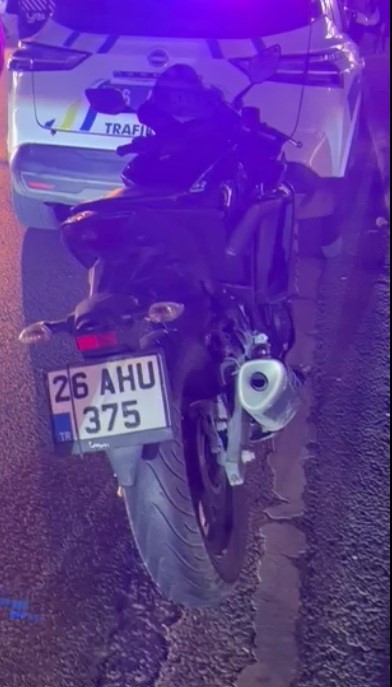 araca-yandan-carpan-motosikletli-yaralandi