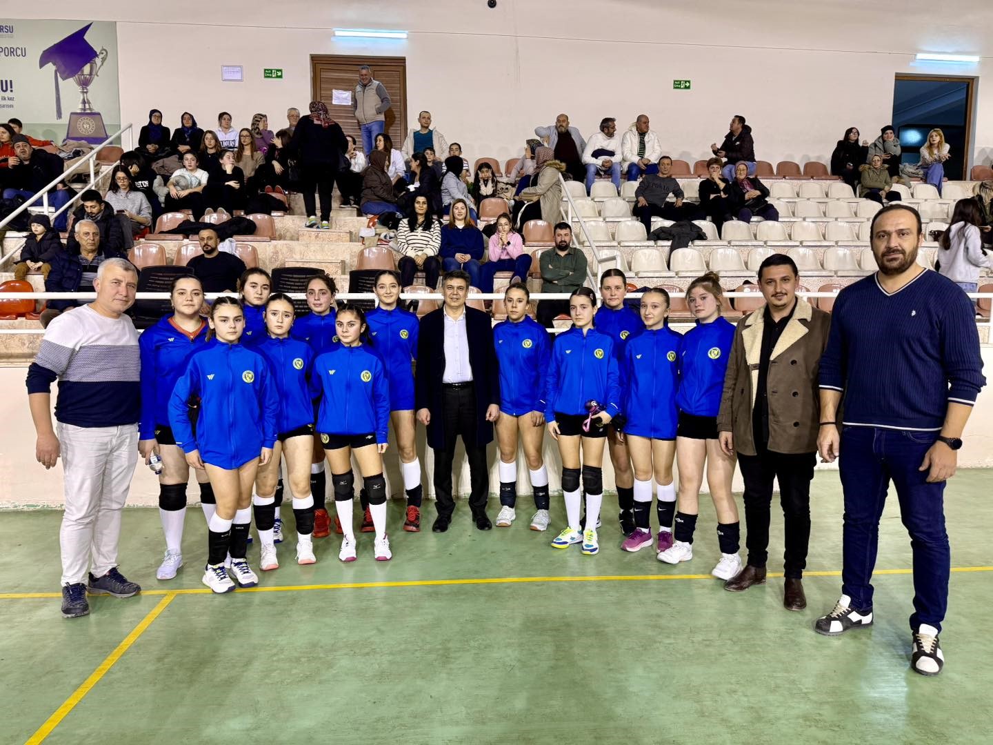 baskan-durguttan-sogutspor-voleybol-takimina-tribun-destegi