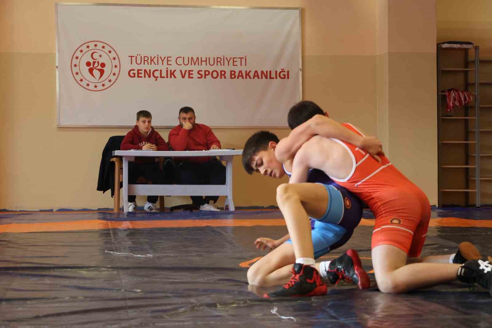 bilecikte-gureste-genclerden-yogun-mucadele