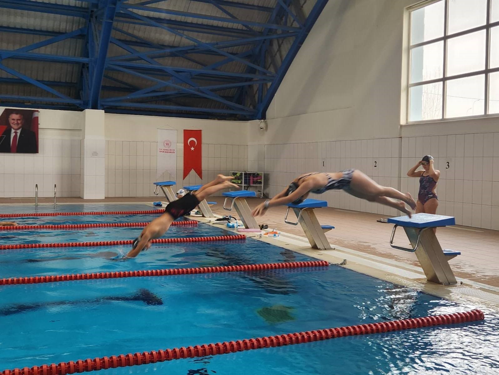 bilecikte-gureste-genclerden-yogun-mucadele