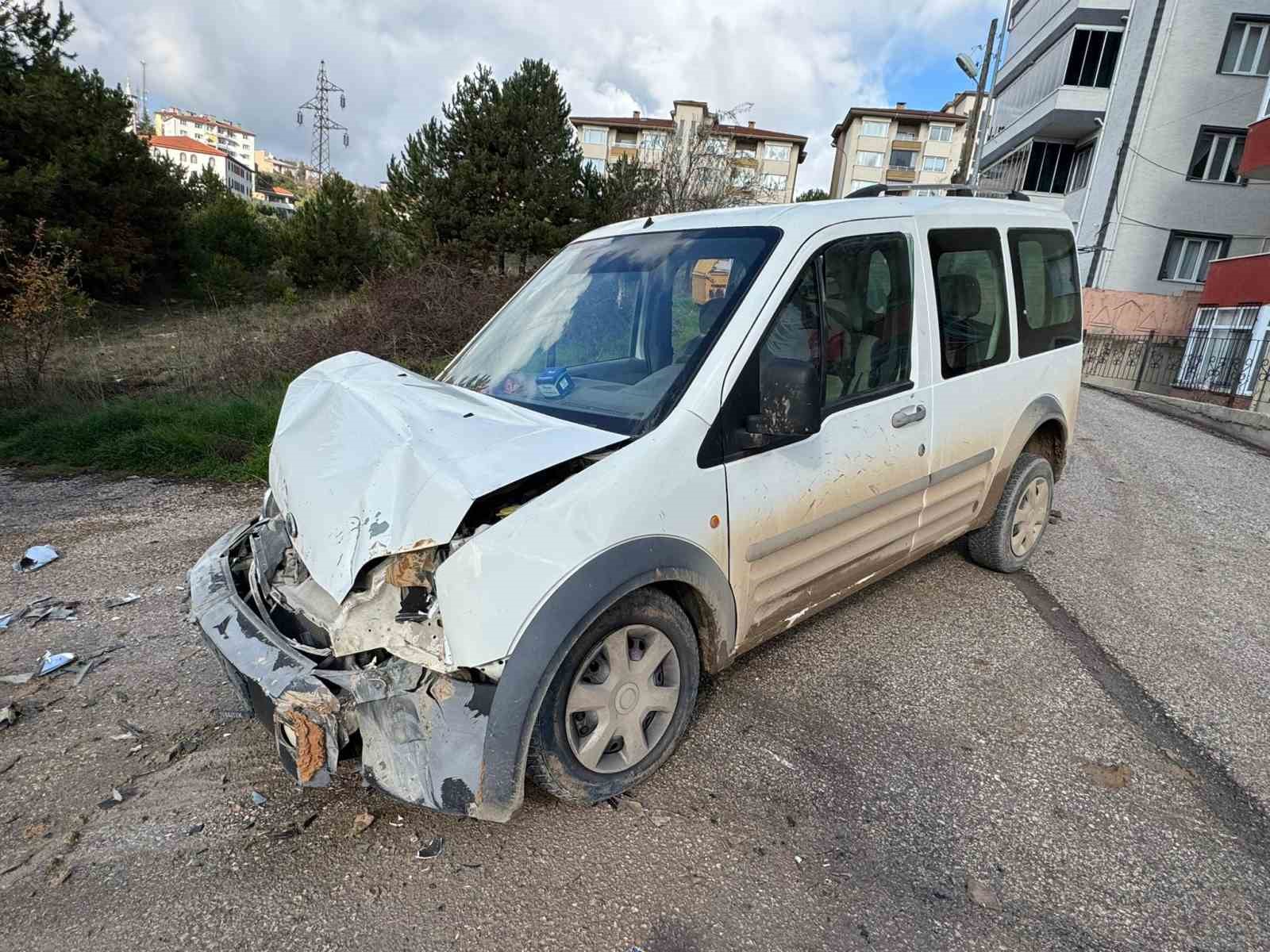 bilecikte-kamyon-ile-hafif-ticari-arac-carpisti-4-yarali