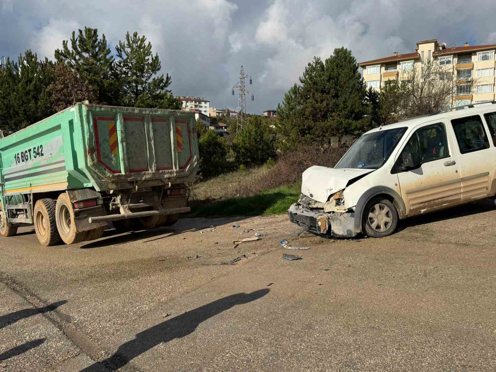 bilecikte-kamyon-ile-hafif-ticari-arac-carpisti-4-yarali